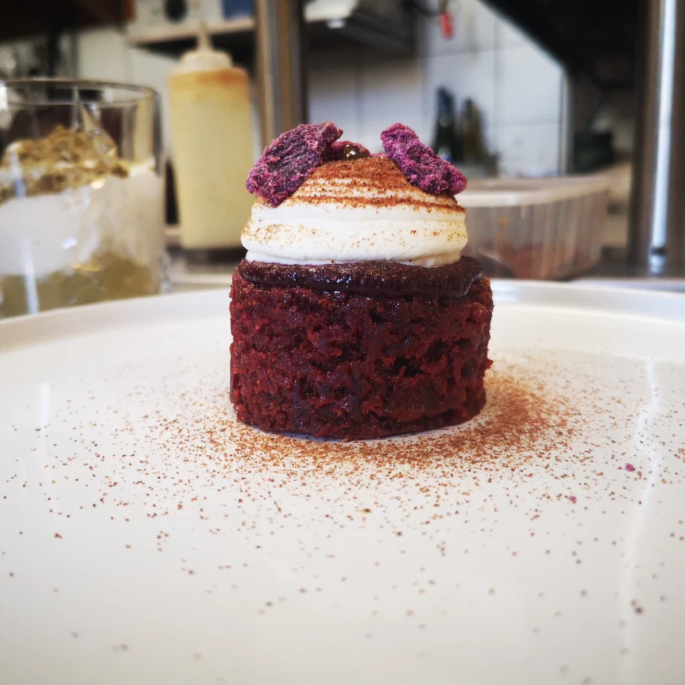 Un dessert rosé et sa fine mie, dressé à l'Auberge du Menez