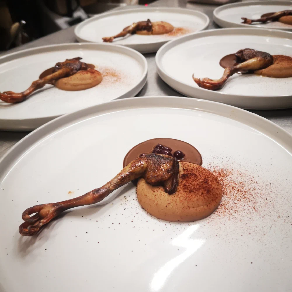 Assiettes dressées, prêtes à être servies