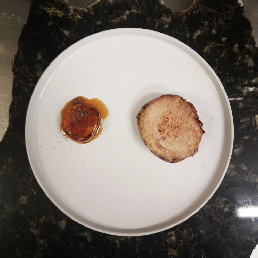 Deux touches de sauce sur une assiette immaculée