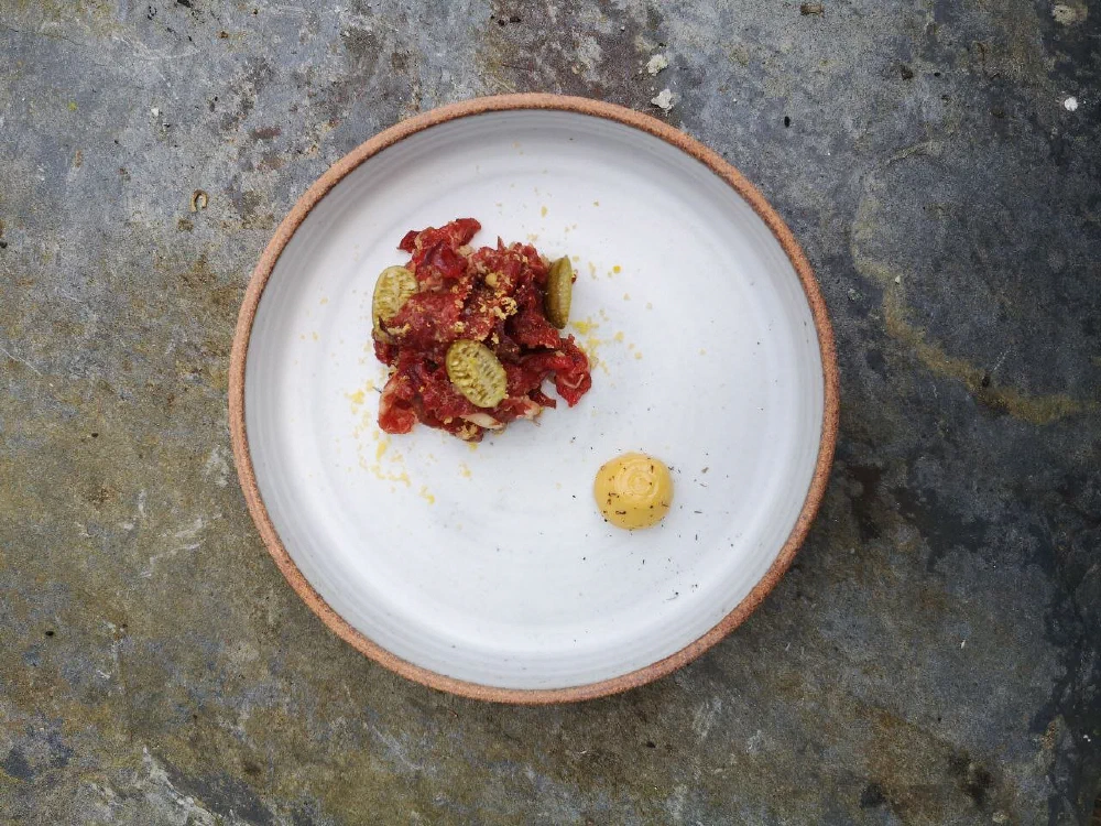 Une assiette délicatement garnie de petites touches colorées