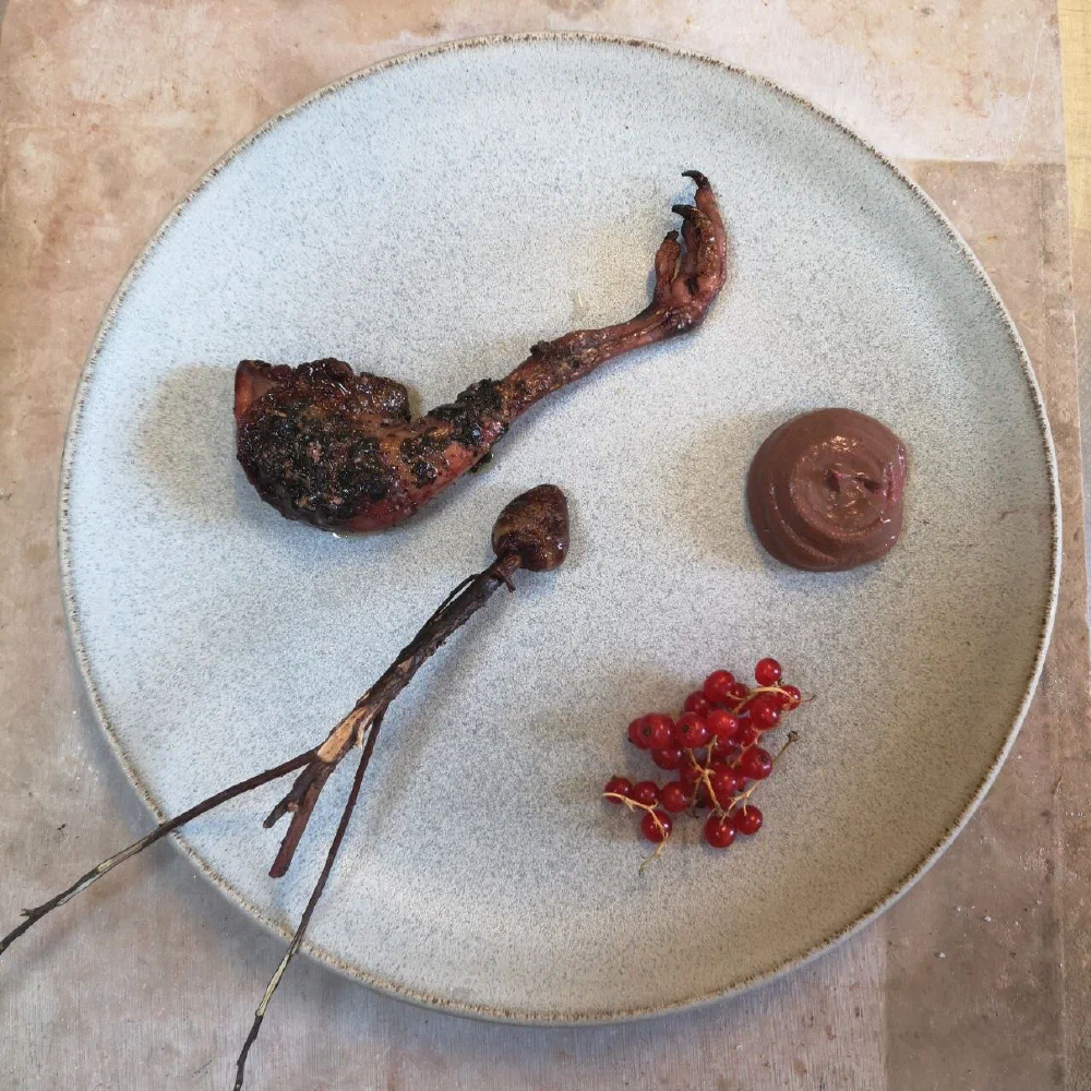 Une viande grillée et sa garniture, dans l'esprit de l'argoat