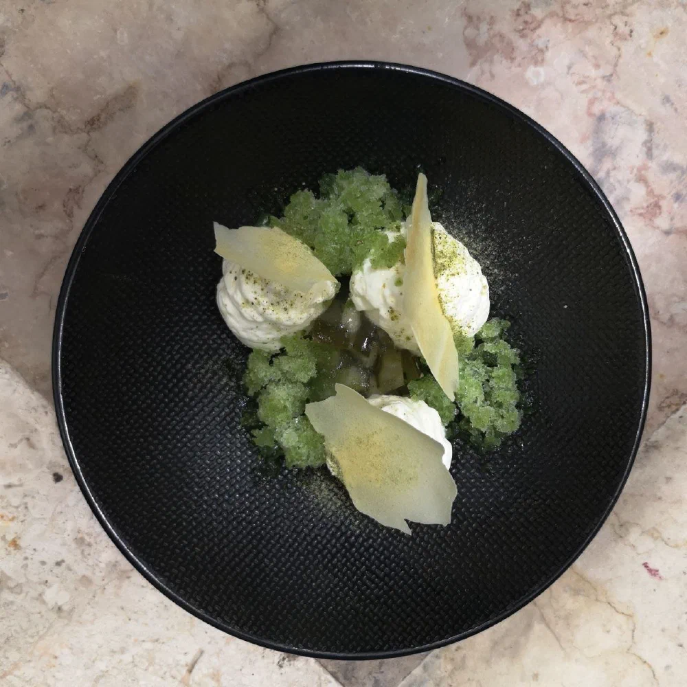 Une assiette tout en fraîcheur, dans un bol sombre