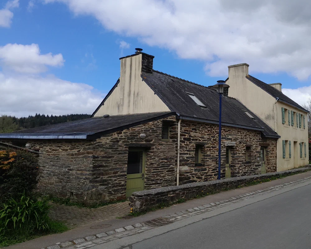 Vue extérieure du gîte communal de Saint-Rivoal