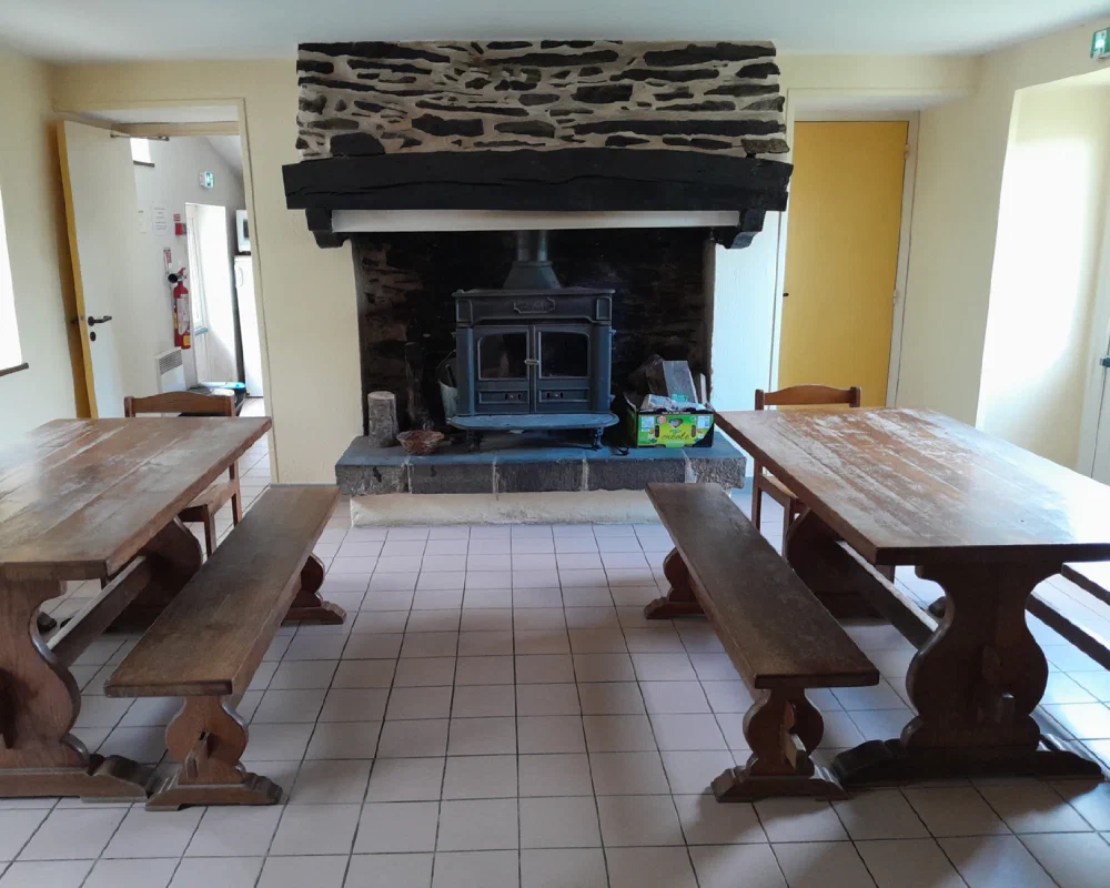 Salle commune avec sièges et tables