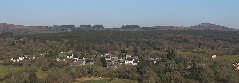 Bourg de Saint-Rivoal, vue Ouest, la nouvelle salle avec son bardage bois par Hervé Quéré licence CC BY SA